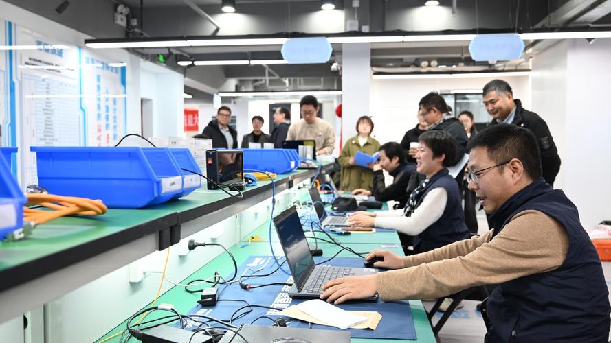 智慧賦能，匠心護(hù)航——記“高效運(yùn)維，匠心服務(wù)”校園網(wǎng)絡(luò)運(yùn)維技能大賽圓滿落幕